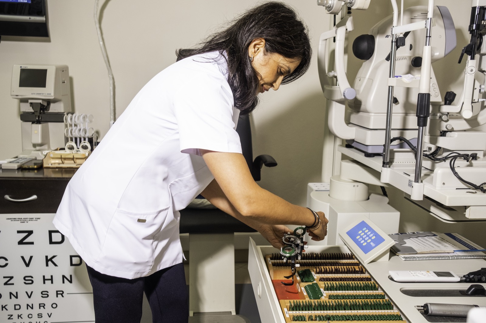 Consulta de optometría con la caja de pruebas y la lámpara de hendidura