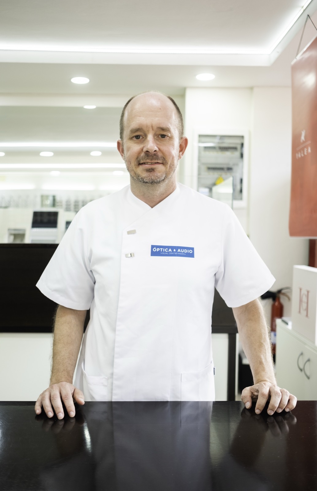Cristian Oliva Hakala, técnico de taller, auxiliar de óptica y asistente visual