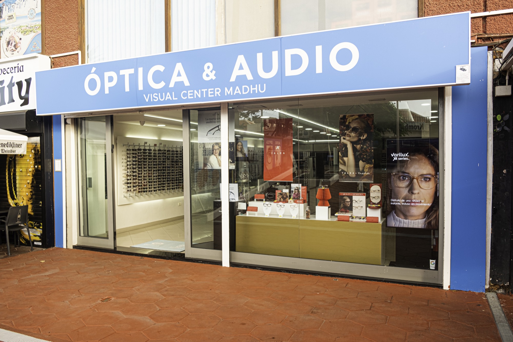 Interior del centro Óptica & Audio Visual Center Madhu